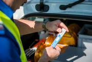 Ins Röhrchen blasen, bitte: 1,8 Promille ergab die Messung der Kantonspolizei Thurgau am Montagmorgen in Scherzingen. (Bild: Reto Martin)
