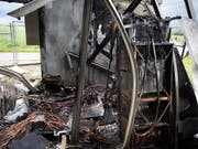 Bild der Zerstörung nach der Explosion bei einer Mobilfunkantenne in Denens VD. (Bild: KEYSTONE/SANDRA HILDEBRANDT)