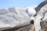 Ein Grossteil der Strecke der Dampfbahn Furka-Bergstrecke ist vom Schnee befreit. Entlang der Geleise türmt sich der Schnee aber noch meterhoch. (Bild: Urs Züllig)