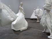 «Life Dress» (2018) von Alicia Framis, eines der raumfüllenden Werke an der Art Unlimited. (Bild: KEYSTONE/GEORGIOS KEFALAS)