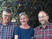 Der scheidende Alpschreiber Reto Meier mit Nachfolgerin Melanie Zumbühl und Alpgenossenpräsident Paul Odermatt (von links). (Bild: PD)
