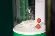 Ein Schröpfglas für blutiges Schröpfen (links), und ein Schröpfglas mit Gummi-Pumpe für Schröpfmassagen (rechts). (Bild: Claudio Weder)