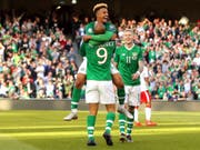 David McGoldrick und Callum Robinson (oben) bejubeln Irlands Führungstor (Bild: KEYSTONE/AP PA/NIALL CARSON)