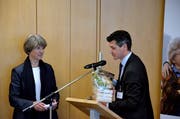 Die SRK-Schweiz-Präsidentin Annemarie Huber-Hotz wird beschenkt. (Bild: Christoph Heer)