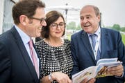 Regierungsratspräsident Jakob Stark mit Christoph Müller, Präsident Rennverein Frauenfeld, und dessen Gattin Alicia Müller. (Bild: Reto Martin)