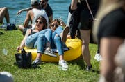 Die Besucher geniessen die gute Stimmung am Wasser. (Bild: Reto Martin)
