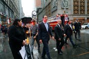 Der New Yorker Gouverneur Andrew Cuomo ist nach dem Helikopterabsturz vor Ort. (Bild: AP Photo/Mark Lennihan)