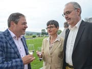 David Angst, Chefredaktor der Thurgauer Zeitung, im Gespräch mit Bundesrat Guy Parmelin und dessen Ehefrau Caroline Parmelin. (Bild: Margrith Pfister-Kübler)