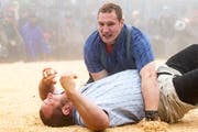 Joel Wicki (oben) gewinnt den Stoos-Schwinget nach dem Schlussgang gegen Sven Schurtenberger (unten). (Bild: Alexandra Wey/Keystone, 10. Juni 2019)