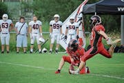Der Zuger Oliver Schmidle (rechts) erzielt mit Hilfe von Patrick Baur ein Field-Goal. (Bild: Philipp Meier)