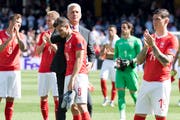 Die Schweizer nach der Niederlage gegen England im Spiel um Platz 3. (Bild: Jean-Christophe Bott/Keystone)