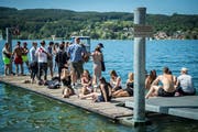 Plätze am kühlen Nass sind beliebt. (Bild: Reto Martin)