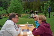 Angeregte Gespräche und die Darbietungen von Enrico Lenzin lassen die Zeit am Schwendisee wie im Flug vergehen. (Bild: Adi Lippuner)