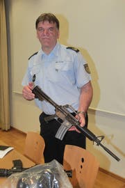Der damalige Konstanzer Polizeipräsident Ekkehard Falk zeigt bei einer Pressekonferenz nach der Schiesserei die Tatwaffe, ein M16-Sturmgewehr der US-Streitkräfte. (Bild: Oliver Hanser, 30. Juli 2017)