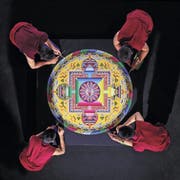 Buddhistische Mönche arbeiten an einem Mandala. (Bild: PD – 19. Januar 2019)