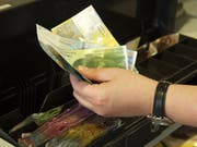 Lukrativer Griff in die Kasse: Die Angestellte hatte es auf Banknoten abgesehen. (Symbolbild: Barbara Hettich)