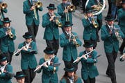 Bald wird wieder marschiert, wie hier die Musikgesellschaft Giswil am Unterwaldner Musiktag 2014 in Engelberg. (Bild: Roger Zbinden, 31. Mai 2014)