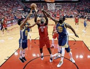 Für Clint Capela (Mitte) käme ein Transfer einer persönlichen Niederlage gleich. (Bild: AP/Eric Christian Smith (Houston, 10. Mai 2019))