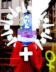 Der Frauenstreik - und eine Spiegelung der Nachbarschaft des Ladenlokals - im Schaufenster des Basar bizarr an der Linsebühlstrasse 76. (Bild: PD - 9. Juni 2019)