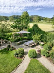 Eines der Gartenzimmer in Carmen Siegrists Garten. (Bild: PD)