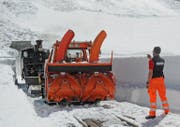 ie jedes Jahr kommt bei der Freilegung der Geleise der Dampfbahn Furka-Bergstrecke schweres Gerät zum Einsatz. (Bild: Urs Züllig)