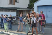Die Exkursionsteilnehmer beobachten die Vögel durch ihre Feldstecher und Teleobjektive. (Bild: Judith Schmuck)