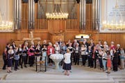 Der Kirchenchor mit Solistin Isabel Cangelosi beglückte mit einer ausgereiften Darbietung. (Bild: Franklin Peter)