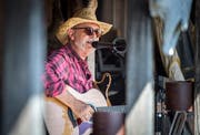 Ein Cowboy musiziert im Lager und spielt Country-Songs.(Bild: Reto Martin)
