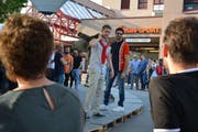 Laienmodels präsentieren Männermode auf dem improvisierten Laufsteg auf dem Marktplatz. (Bild: Monika Wick)
