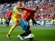 Spaniens Penaltytorschütze Sergio Ramos (rechts) im Duell mit Ludwig Augustinsson (Bild: KEYSTONE/AP/MANU FERNANDEZ)