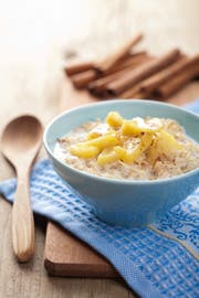 Müesli mit caramelisiertem Apfel. (Bild: Fotolia)