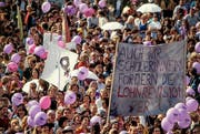 Die Löhne waren schon 1991 ein zentraler Punkt des Frauenstreiks. (KEYSTONE/Walter Bieri)