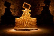 "Spiegelgold", eine von 21 Allegorien der St. Galler Kostümbildnerin Marion Steiner in der Ausstellung der Schlossmediale Werdenberg.