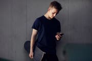 Dank Smartphones sind die Jugendlichen heute mobiler als früher und kehren den stationären Jugendtreffs vielerorts den Rücken. (Bild: Keystone)