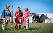 Drei Indianer besprechen sich auf der Wiese im Hobbyisten-Lager. (Bild: Reto Martin)