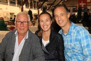 Martina Hingis posiert mit Gatte Harald Leemann (rechts) und Schwiegervater Karlheinz Leemann. (Bild: Charly Keiser, Zug, 10. Juni 2019)