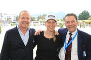 Philipp Buhofer (links), Susanne Zürcher und Ulrich Straub von der Gönnervereinigung Dragoner 1913. (Bild: Charly Keiser, Zug, 10. Juni 2019)