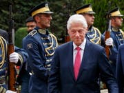 Der frühere US-Präsident Bill Clinton inspiziert die kosovarische Ehrengarde in der Hauptstadt Pristina. (Bild: KEYSTONE/EPA/VALDRIN XHEMAJ)