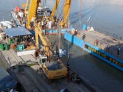 Ein Spezialkran hebt das vor fast zwei Wochen in der Donau bei Budapest gesunkene Touristenboot aus dem Wasser. (Bild: KEYSTONE/AP/DARKO BANDIC)