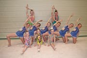 Die Rheintaler Medaillengewinnerinnen (hinten von links): Leni Leufen und Lea Schefer (beide RG Berneck). Mitte: Jana Sieber, Andjela Vukovic, Nicole Kellenberger, Leonie Schellmann, Kim Frei, Lena Hofstetter (Gruppe G1 der RG Diepoldsau-Schmitter). Vorne: Seraphina Weder, Anna-Lena Keller, Shania Hutter (alle RG Diepoldsau-Schmitter). (Bild: pd)