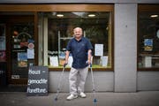 Braucht wegen Arthrose Gehhilfen: Pietro Cappelli (59) vor seinem Laden im Linsebühl. (Bild: Benjamin Manser)