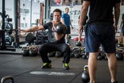 Steve Cotter zeigt eine Kraftübung mit einer Kettlebell. Die Hantel ist 20 Kilogramm schwer. (Bild: Reto Martin)