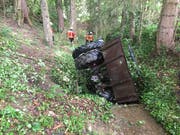 Der Traktor rollte einen Abhang hinunter und kippte in den Altbach. (Bild: Kapo)