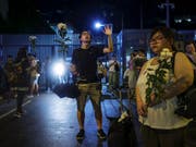 Protestierende vor dem schwerbewachten Parlament in Hongkong, dem Legislativrat. (Bild: KEYSTONE/AP/VINCENT YU)