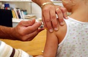 Ein Kind wird in Frauenfeld gegen Masern, Mumps und Röteln geimpft. (Nana do Carmo)