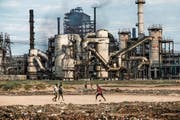 Müssen Mutterfirmen für Umweltschäden haften, welche ihre Tochterfirmen im Ausland verursachen? (Bild: Kadir van Lohuizen/Noor (Kankoyo, 13. August 2017)