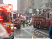 Grosseinsatz in Manhattan: Die Ursache des Helikopterabsturzes auf ein Hochhaus war auch am Dienstag unklar. (Bild: KEYSTONE/EPA/PORTER BINKS)