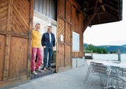 Wirt Bruno Neuweiler (links) und Gemeinderat Beat Wyss am Eingang des Seebeizlis Studenhütte. (Bild: Stefan Kaiser, Oberägeri, 6. Juni 2019)