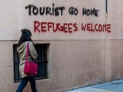Massentourismus nicht willkommen: Die Botschaft an einer Hauswand in der Innenstadt von Palma de Mallorca spricht eine deutliche Sprache (Aufnahme vom April 2016). (Bild: KEYSTONE/EPA EFE/CATI CLADERA)