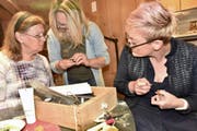 Goldschmiedin Manuela Kranz Brötz (Mitte) berät die beiden Workshop-Teilnehmerinnen Lydia und Corrina bei der Feinarbeit zum Wachsmodell in ihrer Werkstatt Zur Goldschmitte. (Bild: Heidy Beyeler)